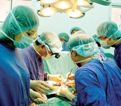 A patient undergoing a kidney transplant in Military Hospital 103. (Photo: Sggp)