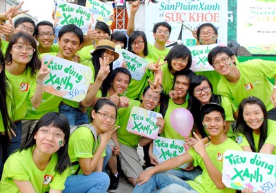 Student volunteers at the ‘Green Consumption Campaign 2012’ in HCMC (Photo: SGGP)