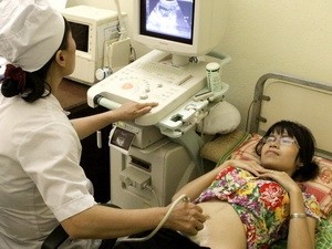 Regular check ups for pregnant women will reveal HIV infection and prevent transmission from mother to child (Photo: Vietnam plus)