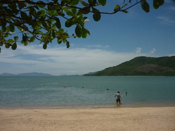 The central coastal province of Phu Yen attracts tourists for its beautiful beaches. (Photo: KK)