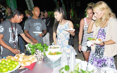 Russian tourists enjoy dinner at a resort in Phan Thiet. (Photo: SGGP)
