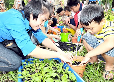 Children learn to take care of plants in HCMC (Photo: SGGP)