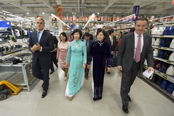 Ho Chi Minh City's Vice Chairwoman Nguyen Thi Hong attends the launching ceremony of the Vietnamese product week at Metro Center Friedrichshain in the capital of Berlin of Germany (Photo: Coutersy of Metro).