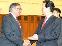 Prime Minister Nguyen Tan Dung (right) meets Leon E Panetta, the United States Secretary of Defence, yesterday. — VNA/VNS Photo Duc Tam