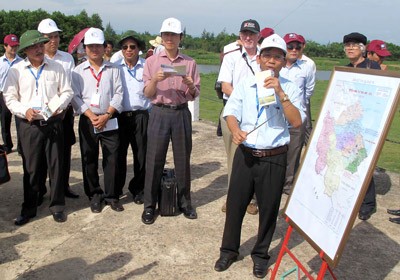 Representatives of the mid-year CG meeting take a field journey in Quang Tri (Photo SGGP)