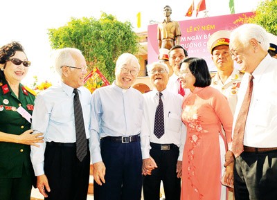 Chairman of the People Committee of HCMC Le Hoang Quan (2nd, L) and Deputy Secretary of the City Party Committee Nguyen Thi Thu Ha, (2nd, R) meet representatives at the ceremony. (Photo: SGGP)