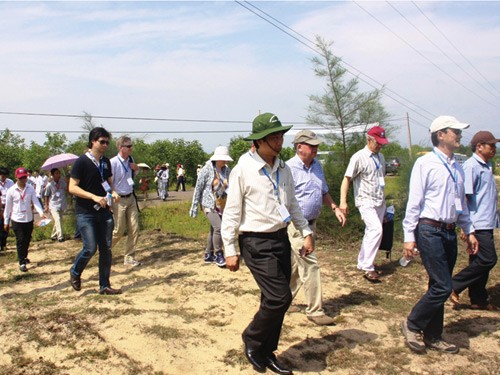 Participants of the meeting make a field trip to a forestation project sponsored by Germany (Photo: Thanhnien)