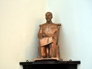 The bronze statue of President Ho Chi Minh inside the restaurant Antica Trattoria della Pesa.