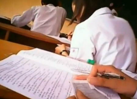 A scene from the Internet clip showing students of Doi Ngo High School using cheat sheets during their graduation exam ( Photo: SGGP)