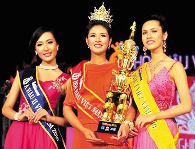 Ngoc Han, Miss Vietnam 2010 (C); the first and second runner-ups, Vu Thi Hoang My (R) and Dang Thuy Trang (L). ( Photo: SGGP)