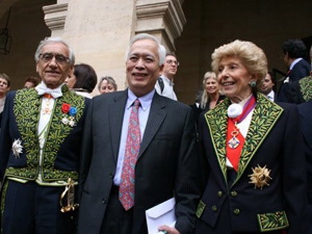 Prof Trinh Xuan Thuan ( in the middle) at the granting ceremony (Photo: SGGP)