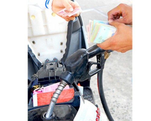 Gasoline price was reduced by VND800 a litre on June 7 (Photo: SGGP)