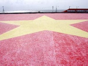 The largest ceramic national flag has been recognised by the Vietnam book of Records. (Photo: Vietnamplus)