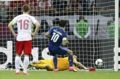 Greece's Giorgos Karagounis (C) misses a penalty kick against Poland's goalkeeper Przemyslaw Tyton during their Group A Euro 2012 soccer match at the National stadium in Warsaw June 8, 2012.Photo: REUTERS)