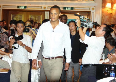 Kompany is surrounded by Vietnamese fans at Tan Son Nhat airport