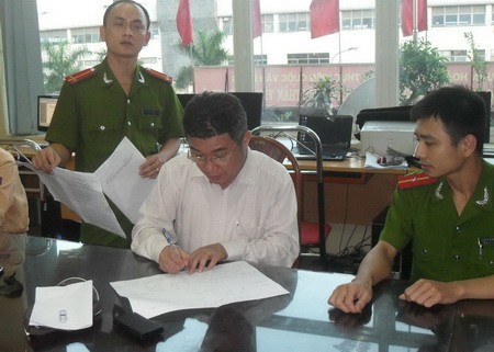 Hien makes a written statement at the police station. (Photo VNExpres)