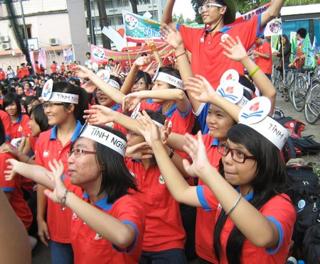 Young volunteers at the launch of ‘Red Flamboyant Soldiers for Traffic Safety’ campaign (Photo:SGGP)
