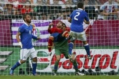 Spain's Sergio Ramos (C) jumps between Italy's Christian Maggio (R) and Daniele De Rossi during their Group C Euro 2012 soccer match at the PGE Arena stadium in Gdansk, June 10, 2012
