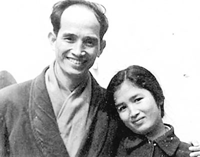 Meritorious Artist Nguyen Van Khanh with People's Artist Tra Giang, his loving daughter.