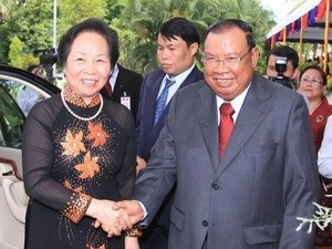 Vice President Nguyen Thi Doan (L) and Lao Vice President Boungnang Volachit in Vientiane. Photo: VNA