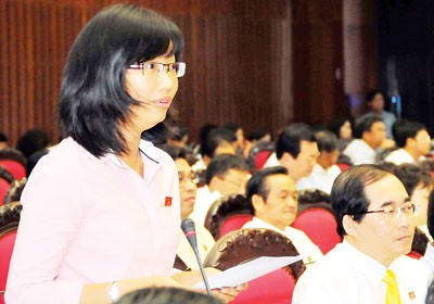 Deputy Tran Dieu Thuy (HCMC) speaks at the NA session