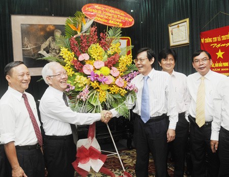 Le Hoang Quan, chairman of HCMC People's Committee (2nd, L) congratulated Sai Gon Giai Phong Newspaper staff on Vietnam Revolutionary Press Day. ( Photo: SGGP)
