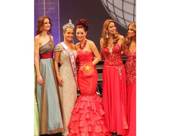 Nguyen Thu Huong, Miss Sports 1995 and second runner up at the Mrs World 2011 pageant in Florida (C) is deputy head of the organization board of Miss Sports 2012