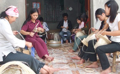 A handicraft production unit at Phu Vinh Village in Chuong My District in Hanoi (Photo: SGGP)