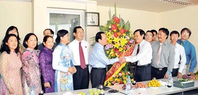 Le Thanh Hai, party secretary of Ho Chi Minh City along with members of the HCMC National Assembly visit the Saigon Giai Phong Newspaper office in Hanoi
