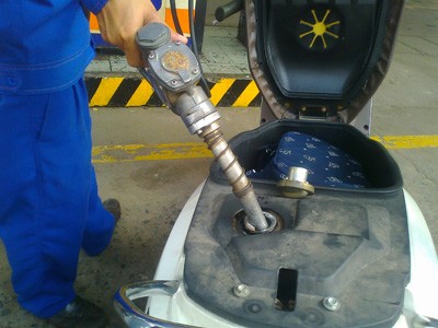 Petrol price reduced further by VND700 a liter from 4pm on June 21 (Photo: Uyen Phuong)