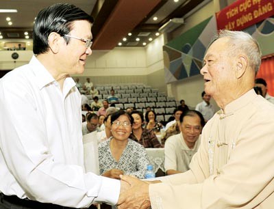 State President Truong Tan Sang (L) meets voters in District 4. (Photo: Sggp)