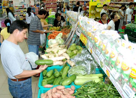 Vietnam's consumer index falls 0.26 percent in June 2012. (Photo: SGGP)