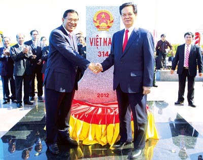 Vietnam’s Prime Minister Nguyen Tan Dung ( R ) and Cambodia’s Prime Minister Hun Sen attend the ceremony to inaugurate the border marker number 314 (Photo: SGGP)