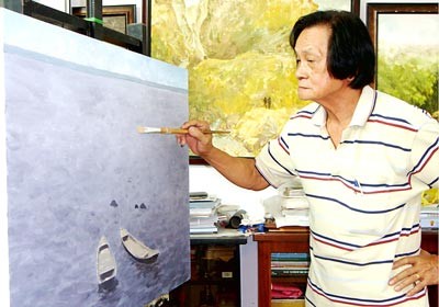 Artist Trang Phuong at the age of 73 still works hard in his studio at home(Photo: SGGP)