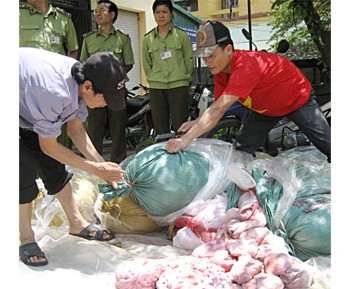 Seized rotten animal viscera in Hanoi (SGGP file photo)