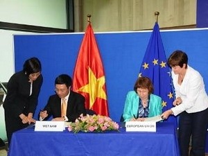 Vietnamese Foreign Minister Pham Binh Minh and EU High Representative for Foreign Affairs and Security Policy Catherine Ashton sign the PCA in Brussels on June 27, 2012. (Photo: VNA)