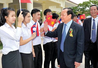 Secretary of the City Party Committee Le Thanh Hai (R) attends the inauguration of the Vientiane-HCMC Friendship High School(Photo: SGGP)