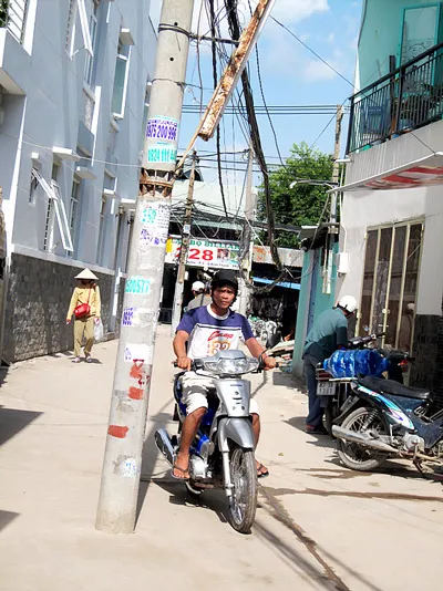 Cột điện giữa hẻm
