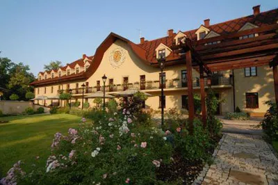 Khách sạn Mistral còn bố trí những hình nộm bò tót để chào đón tuyển Tây Ban Nha.