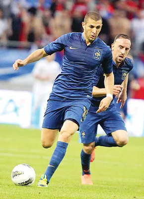 Benzema cùng đồng đội Ribery.