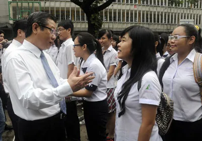 Phó Chủ tịch UBND TPHCM Hứa Ngọc Thuận thăm hỏi, động viên thí sinh dự thi tốt nghiệp THPT tại Hội đồng thi Trường THPT Trần Đại Nghĩa, quận 1, TPHCM. Ảnh: Mai Hải