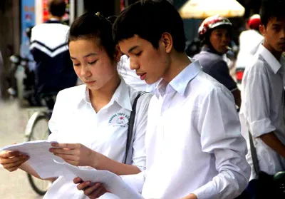 Thí sinh trường THPT Đông Hà (Quảng Trị) trao đổi sau giờ thi môn Địa lý. Ảnh: LAN NGỌC