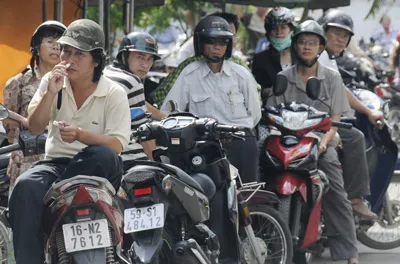 Phụ huynh chờ con đi thi tại Hội đồng thi Trường THPT Gia Định (TPHCM)