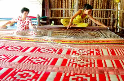 Dệt chiếu thủ công.