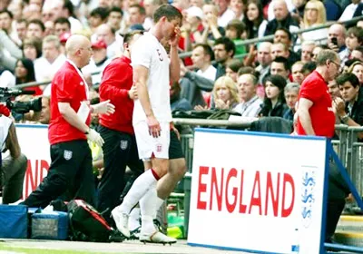 Cahill đau đớn rời sân.