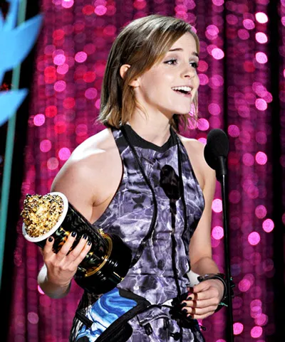 Nữ diễn viên Emma Watson lên nhận giải Dàn diễn viên tuyệt vời nhất