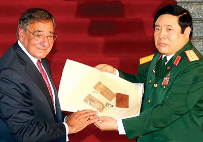 Bộ trưởng Quốc phòng Mỹ Leon Panetta trao lại cho Bộ trưởng Quốc phòng Phùng Quang Thanh quyển nhật ký của bộ đội Việt Nam trong chiến tranh.