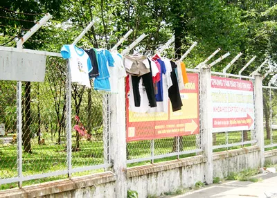 Phơi quần áo trên tường rào trường đại học