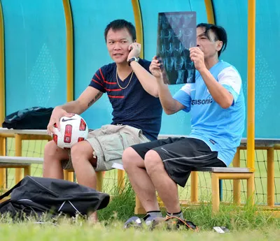 Thủ môn Dương Hồng Sơn (trái) sẽ nghỉ thêm 1 tháng. Ảnh: Minh Hoàng