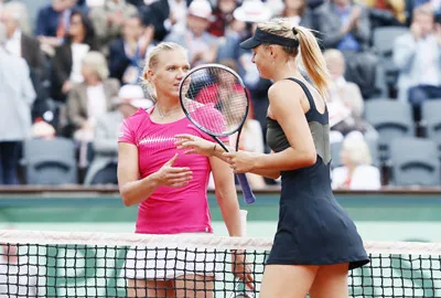Maria Sharapova (phải) bắt tay với Kaia Kanepi sau trận đấu